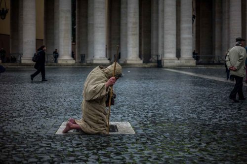 Roma, Italia.13.3.2013. Inizia il secondo giorno di votazioni per eleggere il successore di Papa Benedetto XVI