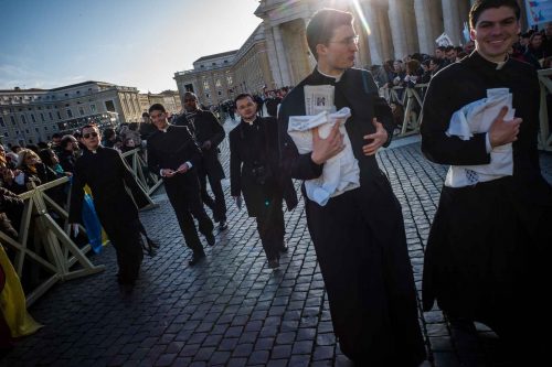 Roma, 19.3.2013.Pope Francis urged princes, presidents, sheiks and thousands of ordinary people gathered for his installation Mass on Tuesday to protect the environment, the weakest and the poorest, mapping out a clear focus of his priorities as leader of the world’s 1.2 billion Catholics.

The Argentine native is the first pope from Latin America and the first named for the 13th-century friar St. Francis of Assisi, whose life’s work was to care for nature, the poor and most disadvantaged. Echoing the gentleness for which St. Francis is known, the pope said a little bit of tenderness can “open up a horizon of hope.”

The Vatican said between 150,000-200,000 people attended the Mass, held under bright blue skies after days of chilly rain and featuring flag-waving fans from around the world. “Shalom!” read one banner, Hebrew for “Peace.” “Viva il Papa” read another, “Long live the pope.” In Buenos Aires, thousands of people packed the central Plaza di Mayo square to watch the celebration on giant TV screens. Pope Francis thrilled tens of thousands of people on Tuesday gathered for his installation Mass, taking a long round-about through St. Peter's Square. there where