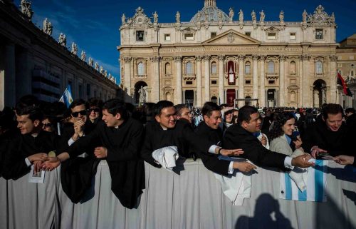 Roma, 19.3.2013.Pope Francis urged princes, presidents, sheiks and thousands of ordinary people gathered for his installation Mass on Tuesday to protect the environment, the weakest and the poorest, mapping out a clear focus of his priorities as leader of the world’s 1.2 billion Catholics.

The Argentine native is the first pope from Latin America and the first named for the 13th-century friar St. Francis of Assisi, whose life’s work was to care for nature, the poor and most disadvantaged. Echoing the gentleness for which St. Francis is known, the pope said a little bit of tenderness can “open up a horizon of hope.”

The Vatican said between 150,000-200,000 people attended the Mass, held under bright blue skies after days of chilly rain and featuring flag-waving fans from around the world. “Shalom!” read one banner, Hebrew for “Peace.” “Viva il Papa” read another, “Long live the pope.” In Buenos Aires, thousands of people packed the central Plaza di Mayo square to watch the celebration on giant TV screens. Pope Francis thrilled tens of thousands of people on Tuesday gathered for his installation Mass, taking a long round-about through St. Peter's Square. there where