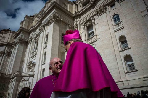 Roma, 19.3.2013.Pope Francis urged princes, presidents, sheiks and thousands of ordinary people gathered for his installation Mass on Tuesday to protect the environment, the weakest and the poorest, mapping out a clear focus of his priorities as leader of the world’s 1.2 billion Catholics.

The Argentine native is the first pope from Latin America and the first named for the 13th-century friar St. Francis of Assisi, whose life’s work was to care for nature, the poor and most disadvantaged. Echoing the gentleness for which St. Francis is known, the pope said a little bit of tenderness can “open up a horizon of hope.”

The Vatican said between 150,000-200,000 people attended the Mass, held under bright blue skies after days of chilly rain and featuring flag-waving fans from around the world. “Shalom!” read one banner, Hebrew for “Peace.” “Viva il Papa” read another, “Long live the pope.” In Buenos Aires, thousands of people packed the central Plaza di Mayo square to watch the celebration on giant TV screens. Pope Francis thrilled tens of thousands of people on Tuesday gathered for his installation Mass, taking a long round-about through St. Peter's Square. there where