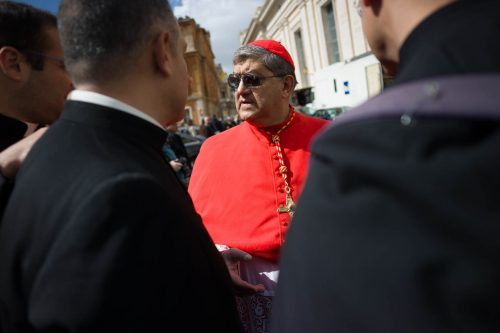 Roma, 19.3.2013.Pope Francis urged princes, presidents, sheiks and thousands of ordinary people gathered for his installation Mass on Tuesday to protect the environment, the weakest and the poorest, mapping out a clear focus of his priorities as leader of the world’s 1.2 billion Catholics.

The Argentine native is the first pope from Latin America and the first named for the 13th-century friar St. Francis of Assisi, whose life’s work was to care for nature, the poor and most disadvantaged. Echoing the gentleness for which St. Francis is known, the pope said a little bit of tenderness can “open up a horizon of hope.”

The Vatican said between 150,000-200,000 people attended the Mass, held under bright blue skies after days of chilly rain and featuring flag-waving fans from around the world. “Shalom!” read one banner, Hebrew for “Peace.” “Viva il Papa” read another, “Long live the pope.” In Buenos Aires, thousands of people packed the central Plaza di Mayo square to watch the celebration on giant TV screens. Pope Francis thrilled tens of thousands of people on Tuesday gathered for his installation Mass, taking a long round-about through St. Peter's Square. there where