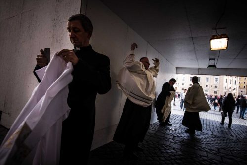 29.3.2013, Roma, Italia, Cittá del Vaticano, La gente  si prepara per assistere alla messa del Venerdí Santo di Papa Francesco