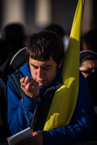 Roma, 19.3.2013.Pope Francis urged princes, presidents, sheiks and thousands of ordinary people gathered for his installation Mass on Tuesday to protect the environment, the weakest and the poorest, mapping out a clear focus of his priorities as leader of the world’s 1.2 billion Catholics.

The Argentine native is the first pope from Latin America and the first named for the 13th-century friar St. Francis of Assisi, whose life’s work was to care for nature, the poor and most disadvantaged. Echoing the gentleness for which St. Francis is known, the pope said a little bit of tenderness can “open up a horizon of hope.”

The Vatican said between 150,000-200,000 people attended the Mass, held under bright blue skies after days of chilly rain and featuring flag-waving fans from around the world. “Shalom!” read one banner, Hebrew for “Peace.” “Viva il Papa” read another, “Long live the pope.” In Buenos Aires, thousands of people packed the central Plaza di Mayo square to watch the celebration on giant TV screens. Pope Francis thrilled tens of thousands of people on Tuesday gathered for his installation Mass, taking a long round-about through St. Peter's Square. there where