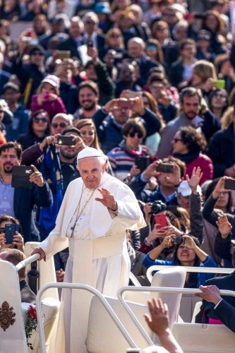 Rome, Italy, 5 april 2017.“Mafiosi think they can defeat evil with evil, so they seek revenge and do the things we all know about, but they do not know what humility, mercy and gentleness are. This is because Mafiosi do not have hope. Think about this!”. Pope Francis made these off-the-cuff remarks in front of a crowd of over 15,000 faithful present in St Peter’s Square today.
