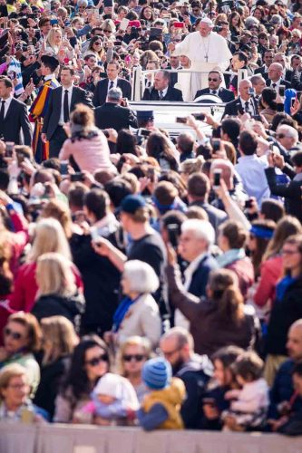 Rome, Italy, 5 april 2017.“Mafiosi think they can defeat evil with evil, so they seek revenge and do the things we all know about, but they do not know what humility, mercy and gentleness are. This is because Mafiosi do not have hope. Think about this!”. Pope Francis made these off-the-cuff remarks in front of a crowd of over 15,000 faithful present in St Peter’s Square today.