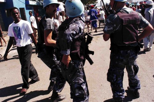 Reportaje realizado entre julio 2004 y enero 2005

Patrullando Puerto Principe con los militares Jordanos.