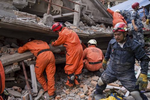Kathmandu, Nepal, 13 may 2015.Un grupo de rescatistas mexicanos busca sobrevivientes en un internet cafe que se acaba de derrumbar. Un terremoto de 7.4 sacude nuevamente la ciudad de Kathmandu a unos 8