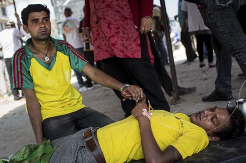 Kathmandu, Nepal, 13 may 2015. Heridos del terremoto son atendidos por medicos en la calle.Un terremoto de 7.4 sacude nuevamente la ciudad de Kathmandu a unos 8