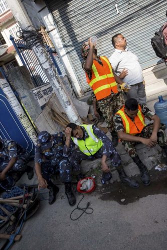 Kathmandu, Nepal, 13 may 2015. Rescatistas buscan sobrevivientes al interior de un internet cafe derrumado. Un terremoto de 7.4 sacude nuevamente la ciudad de Kathmandu a unos 8