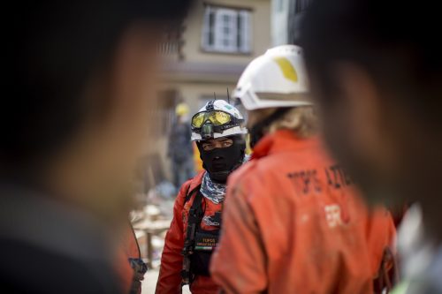 Kathmandu, Nepal, 13 may 2015. Rescatistas buscan sobrevivientes al interior de un internet cafe derrumado. Un terremoto de 7.4 sacude nuevamente la ciudad de Kathmandu a unos 8