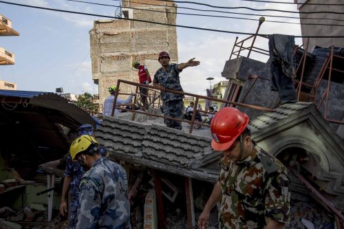 Kathmandu, Nepal, 13 may 2015. Rescatistas buscan sobrevivientes al interior de un internet cafe derrumado. Un terremoto de 7.4 sacude nuevamente la ciudad de Kathmandu a unos 8