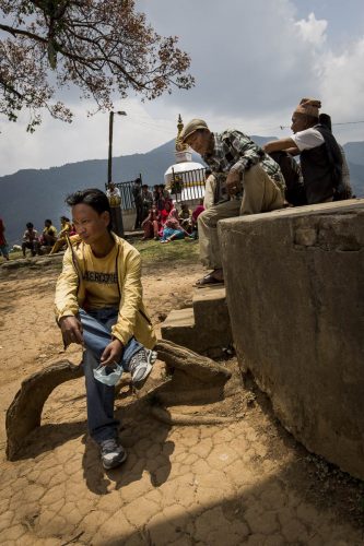Kathmandu, Nepal, 13 may 2015. El dia despues del terremoto. las personas se reunen afuera de sus casas por miedo a nuevas replicas.