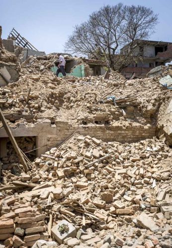 Nepal, 15 may 2015, Los abitantes del pueblo de Dharmasthali buscan sus pertenencias en lo que queda de sus casas  e intentan seguir con sus vidas a pesar de las numerosas replicas despues del terremoto del 12 de mayo.