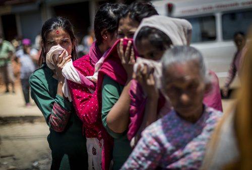 Nepal, 15 may 2015, Un grupo de mujeres hace cola para ser visitadas por un eqipo de medicos en el pueblo de Dharmasthali.