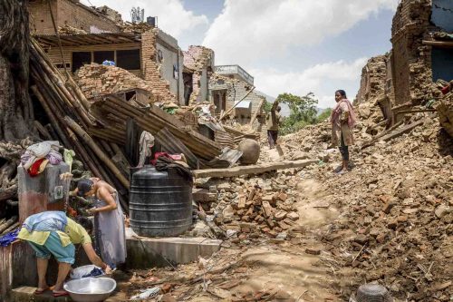 Nepal, 15 may 2015, Los abitantes del pueblo de Dharmasthali buscan sus pertenencias en lo que queda de sus casas  e intentan seguir con sus vidas a pesar de las numerosas replicas despues del terremoto del 12 de mayo.