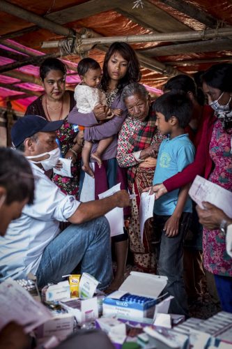 Nepal, 15 may 2015, Los abitantes del pueblo de Dharmasthali son visitatos por un grupo de medicos.