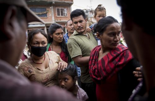 Nepal, 15 may 2015. Habitantes del pueblo de Dharmasthali reciben comida.