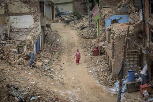 Nepal, 15 may 2015.Habitantes del pueblo de Dharmasthali intentan volver a la normalidad.