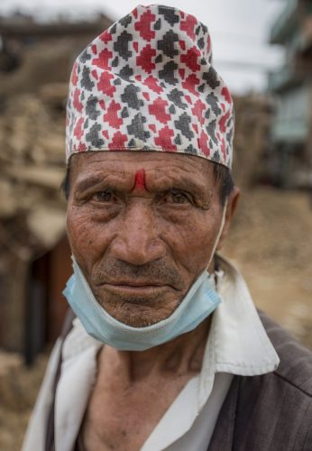 Nepal, 15 may 2015.Habitantes del pueblo de Dharmasthali intentan volver a la normalidad.