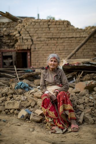 Nepal, 15 may 2015.Una anciana trabaja para recuperar algunos ladrillos desde las ruinas de su casa.Habitantes del pueblo de Dharmasthali intentan volver a la normalidad.