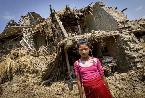 Nepal, 19 may 2015.Una niña al frente de su casa.Pequeño poblato de Kalitar.