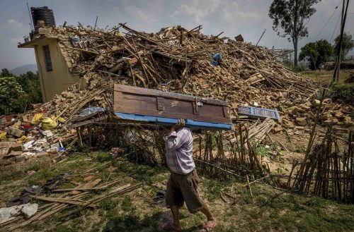 Nepal, 19 may 2015.Un hombre recoje los esgombros en frente de su casa en el pequeño poblato de Kalitar.