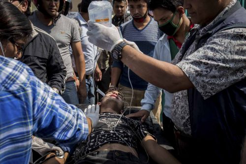 Kathmandu, Nepal, 13 may 2015. Heridos del terremoto son atendidos por medicos en la calle.Un terremoto de 7.4 sacude nuevamente la ciudad de Kathmandu a unos 8