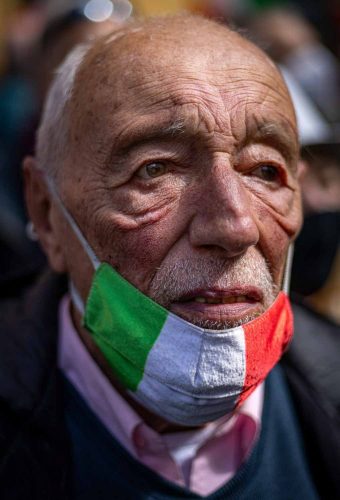 Rome, April 6, 2021 - The anger of shopkeepers and restaurateurs takes to the streets all over Italy, to ask for the anti-Covid measures to be relaxed despite glimpses of reopening starting from April 20. In Rome in particular, there were moments of high tension in front of the Montecitorio, with clashes between the demonstrators and the police, deployed in anti-riot gear. The climate is very tense.