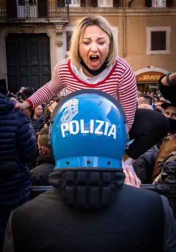 Rome, April 6, 2021 - The anger of shopkeepers and restaurateurs takes to the streets all over Italy, to ask for the anti-Covid measures to be relaxed despite glimpses of reopening starting from April 20. In Rome in particular, there were moments of high tension in front of the Montecitorio, with clashes between the demonstrators and the police, deployed in anti-riot gear. The climate is very tense.
